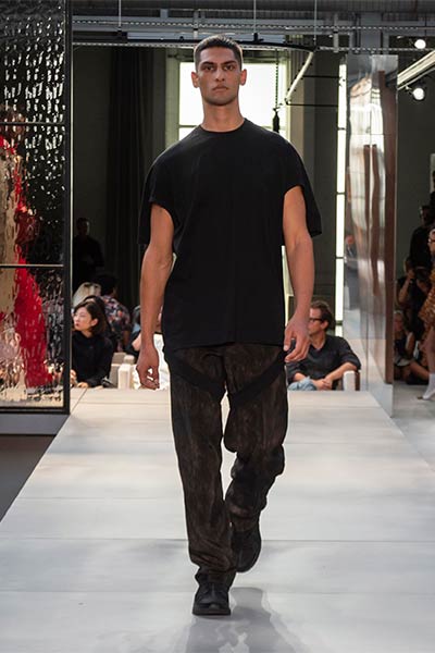 تصاميم راقية بلمسة جريئة ... اليك مجموعة Ricardo Tisci الأولى لدار Burberry
